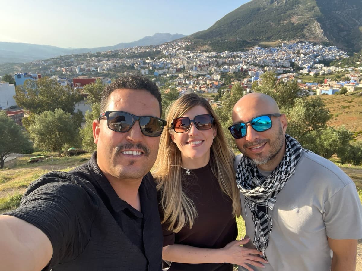 Experiencia tradicional de té de menta durante un tour privado en Marruecos